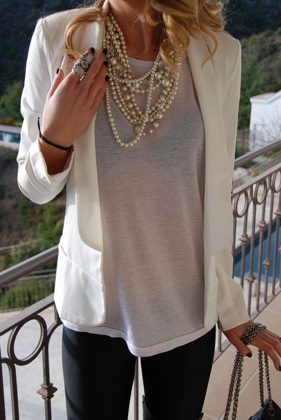 Black skinnies, white blazer, lightweight tee. Love the layering of the pearls!