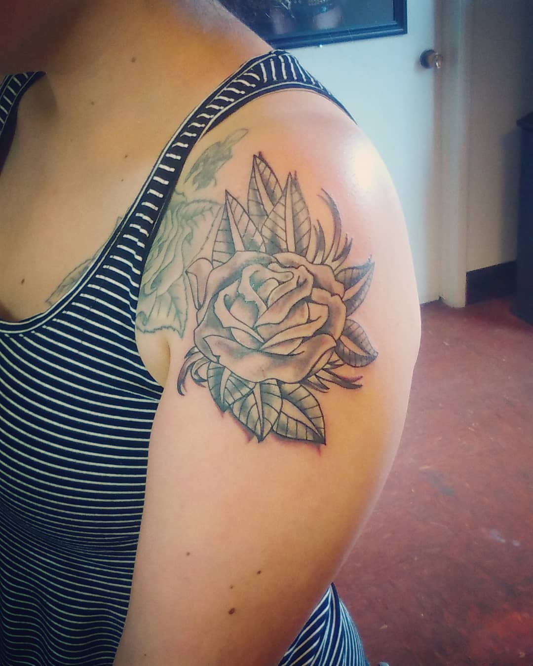 Rose tattoo on the shoulder. @screaming4tattoos_