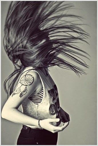 cute-girl-with-shoulder-dream-catcher-tattoo