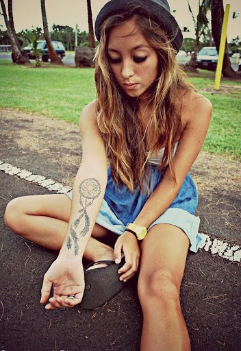 girl-having-dreamcatcher-tattoo-on-arm