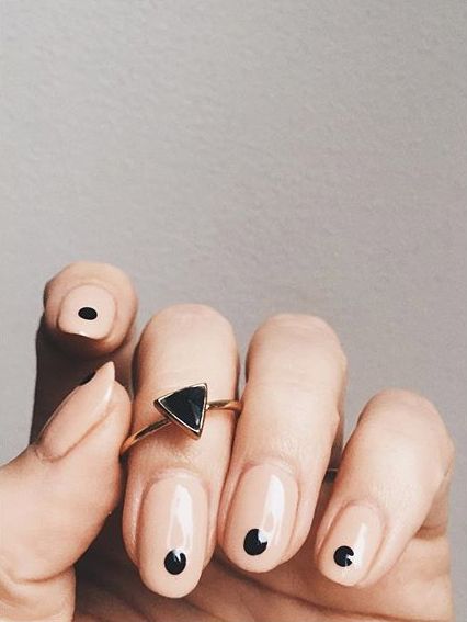 minimalistic-geometric-nail-art