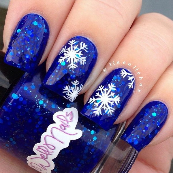 snowflakes-design-on-blue-glitter-nails