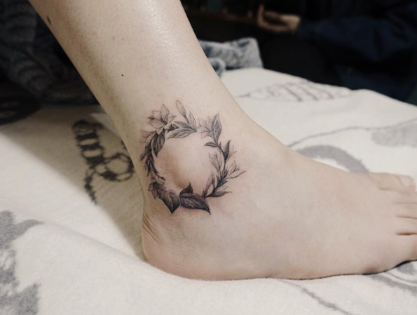 creative-ankle-wreath-tattoo