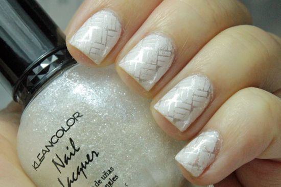 beautiful-white-metallic-nails-ideas