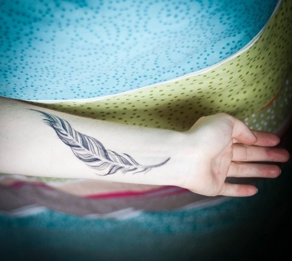 feather-wrist-tattoo