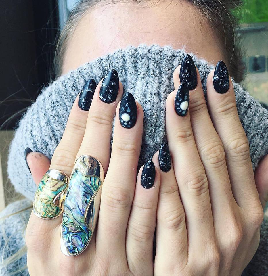 winter-design-nails-marble-with-spit-and-spots-and-dots