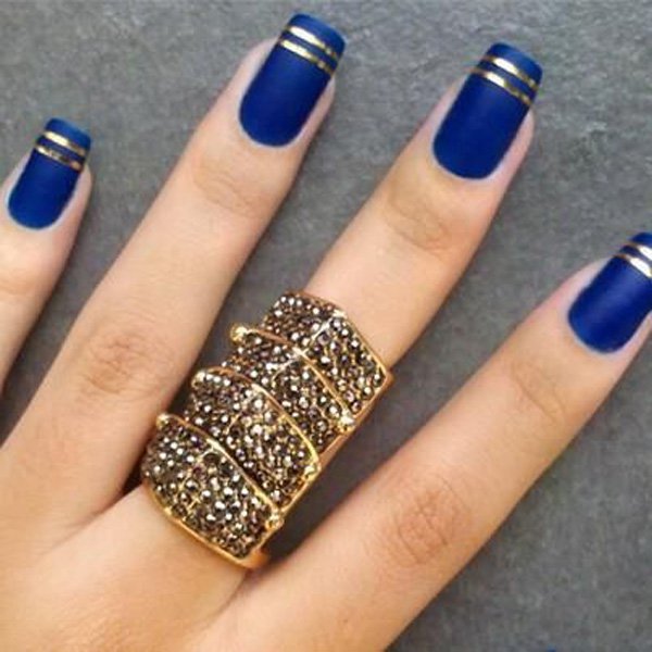 royal-blue-matte-colored-nails