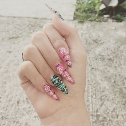 xtra-long-stiletto-nails-with-rose-designs