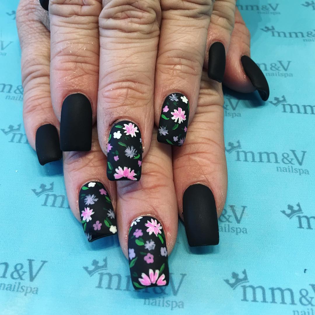 #lasvegasnailsalon #hendersonnailsalon #mimi_vynailspa #mattenailart #flowersnailart #instadaily