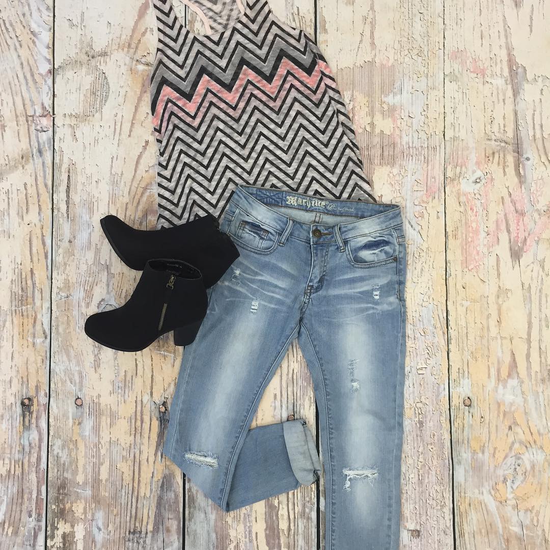 #machinejeans #amiaboutique #blackbooties #booties #chevrontop #chevrontank