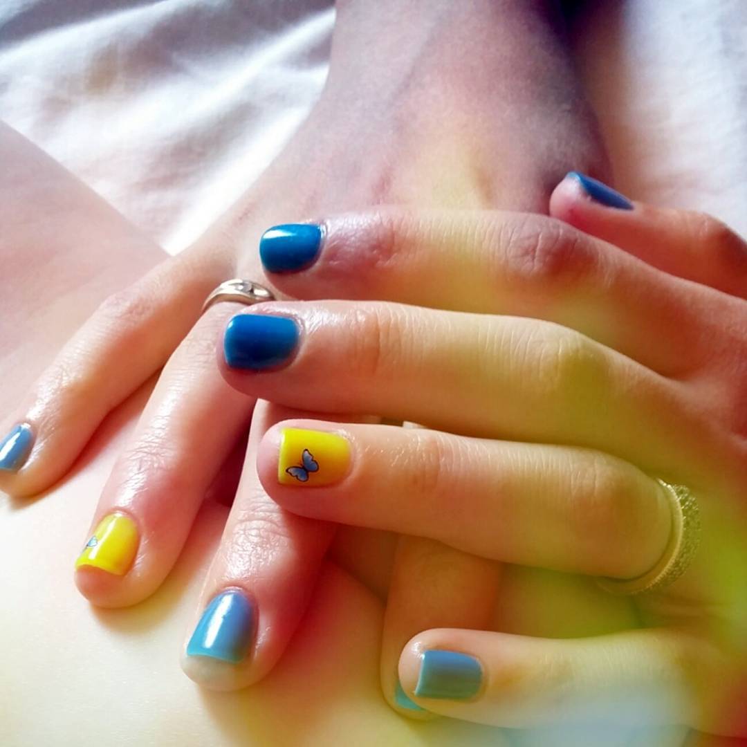 #bluenails #yellownails #bluenailpolish #yellownailpolish #yellownailart #blue #yellow