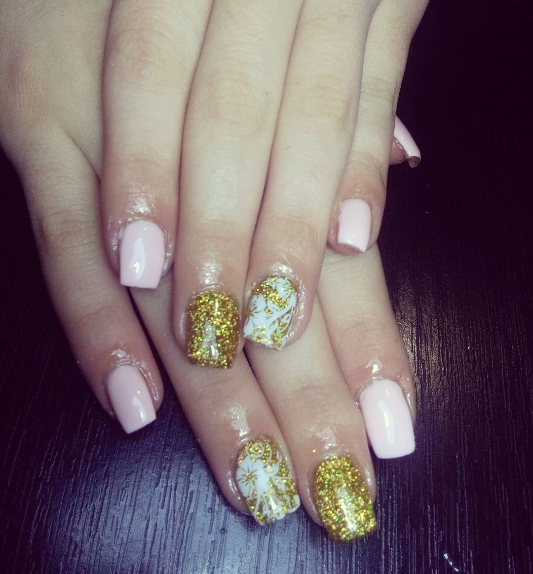 #glitter #goldnailart #whitenailart #pinknails #shortnails