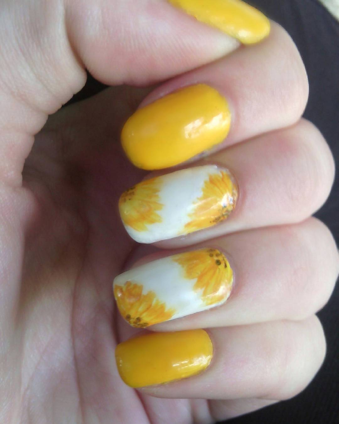 #nail #nailpolish #nailart #nailartdesigns #Nailss #floral #floralnails #floralnailart #yellow #yellownails #yellownailart #nailpolish #nailpolishaddict