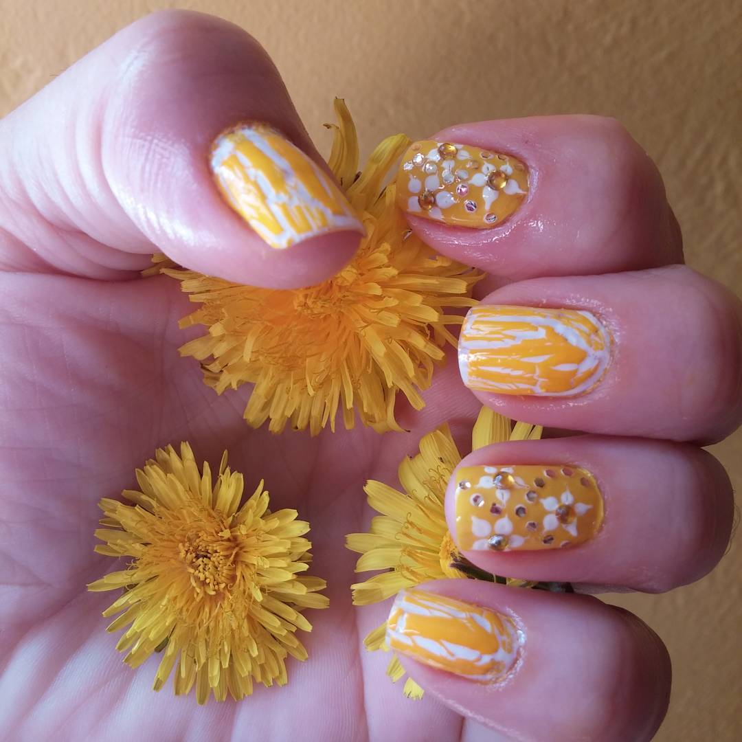 #nails #manicure #nailart #nailflowers #yellownails #yellownailart