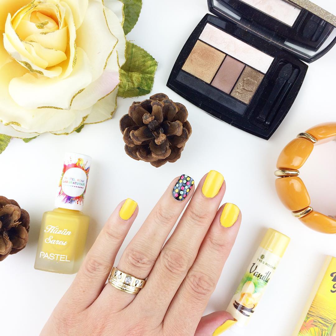 #pastel #yellownailart #yellow #lancome #eyeshadowpalette #cutenails