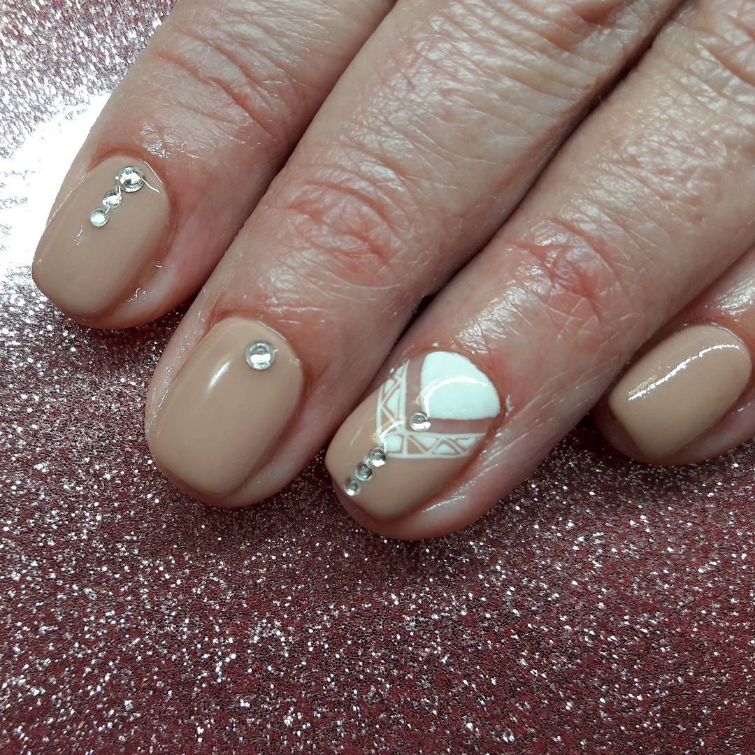 #shortnails #nude #nudenails #whitenailart