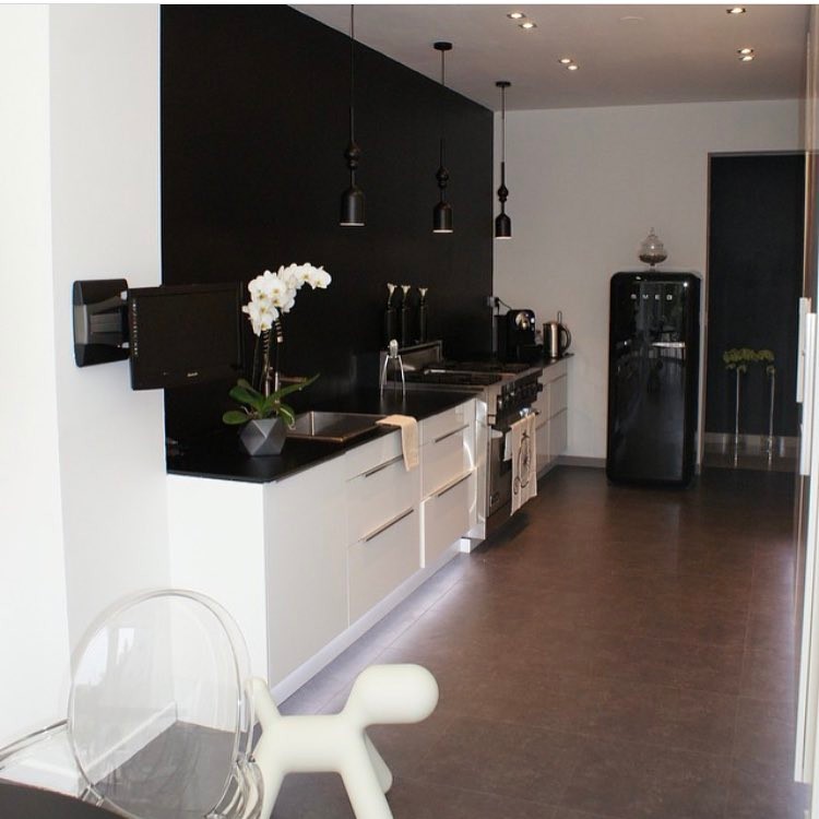 #smallspaceliving #apartmentliving #architecture #interiordesign #kitchen #kitchendesign #orchids #smeg