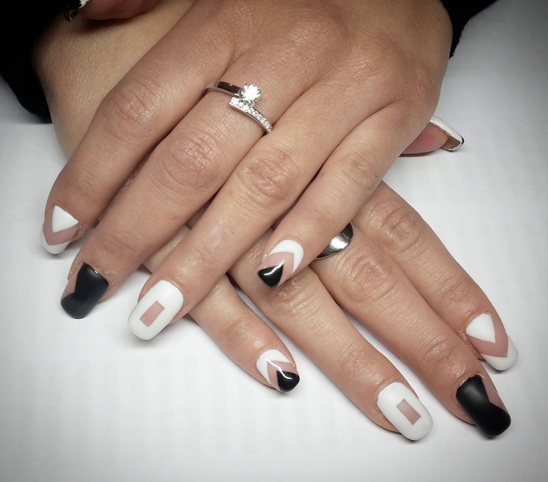 #strangenails #blackandwhite #geometric #geometricnailart #nailart #square #triangolo #astratto #abstract #abrstractnails #nailsoftheday