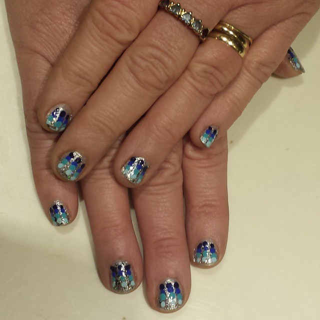 Blue sparkly ombre nails for new years 2018 #winternailart #winternails #prettynails #sparklynails #sparklynailart #decembernails #glitternails #nails #nailart #bluenails #ombrenails