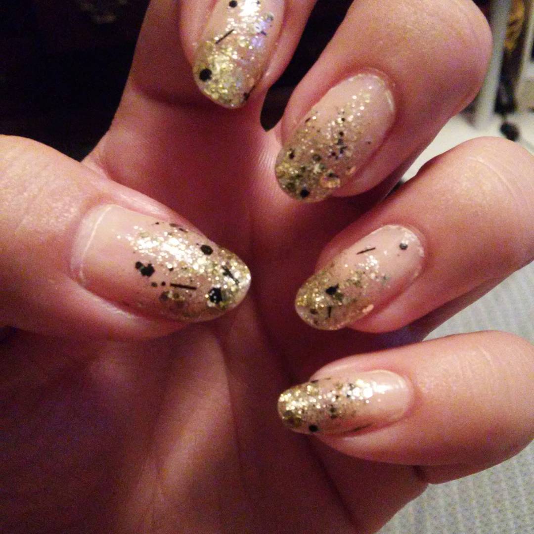 #nailart #lovemynails #sparkle #sparkly #nailpolish #sparklynailpolish #gold #black#realnails #roundnails #myfavorite #inlove #longnails #sparklynailart #nails #cutenails 😍 💅