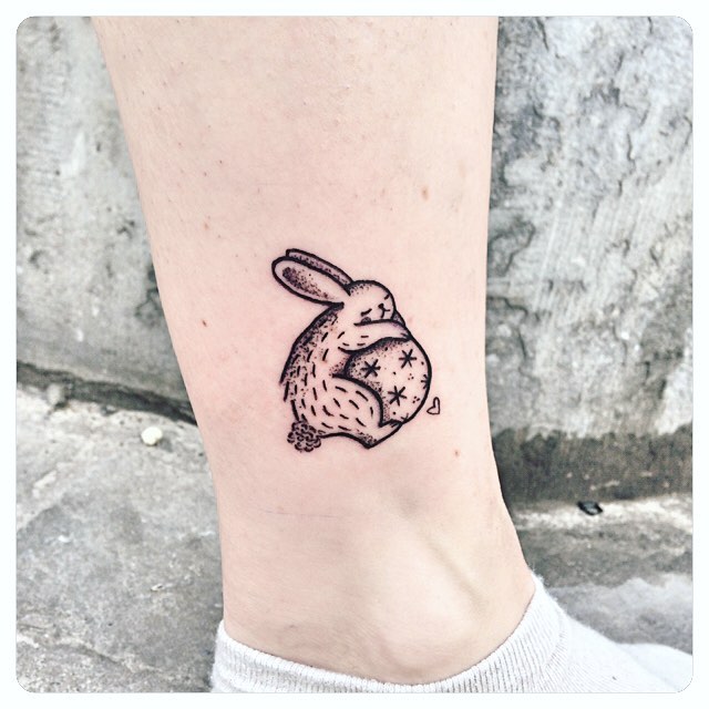 #rabbit #rabbittattoo #lapin #animal #animaltattoo #magicball #cutetattoo #illustration #cutetattoo #tattooaprentice #blacktattoo