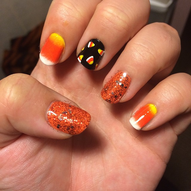 👻🎃 #candycornnails #candycorn #halloweennails #halloweennailart #halloween #nails #nailart #prettynails #prettynailart #pretty #cute #cutenails #cutenailart #love #sparklynails #sparklynailar