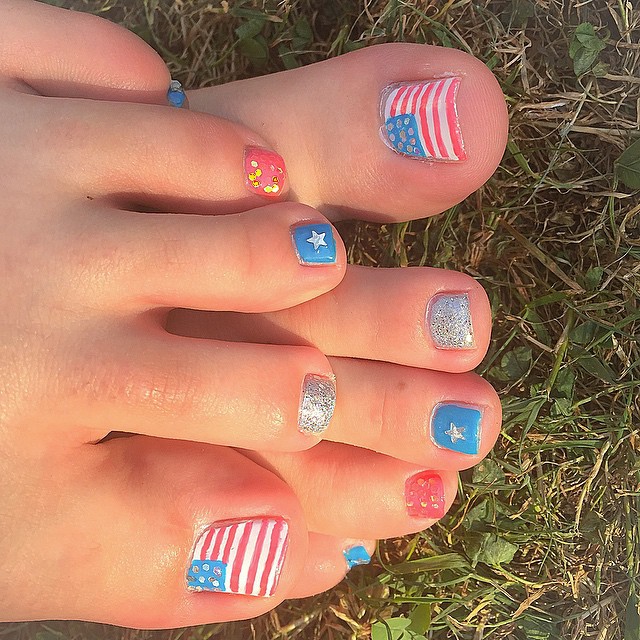 💅🏼 4th of July Nails 🇺🇸🎆🎉 #toenails #toenailart #summertoe #4thjuly #4thjulynails #nails #nailpolish #nailpolishaddict #npa #nailart