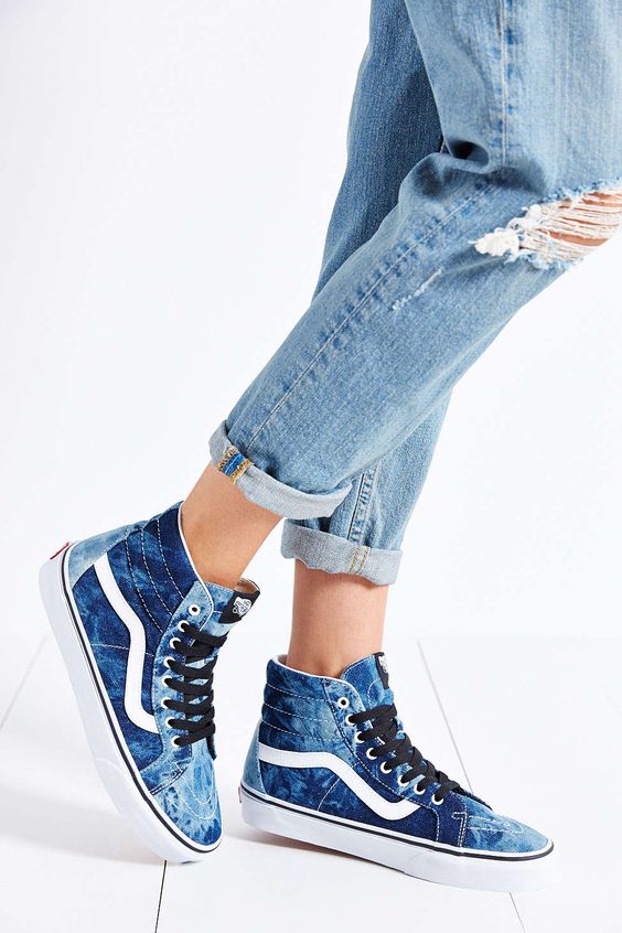 Stylish Pair of Van Sneakers to Enjoy a Comfortable Day