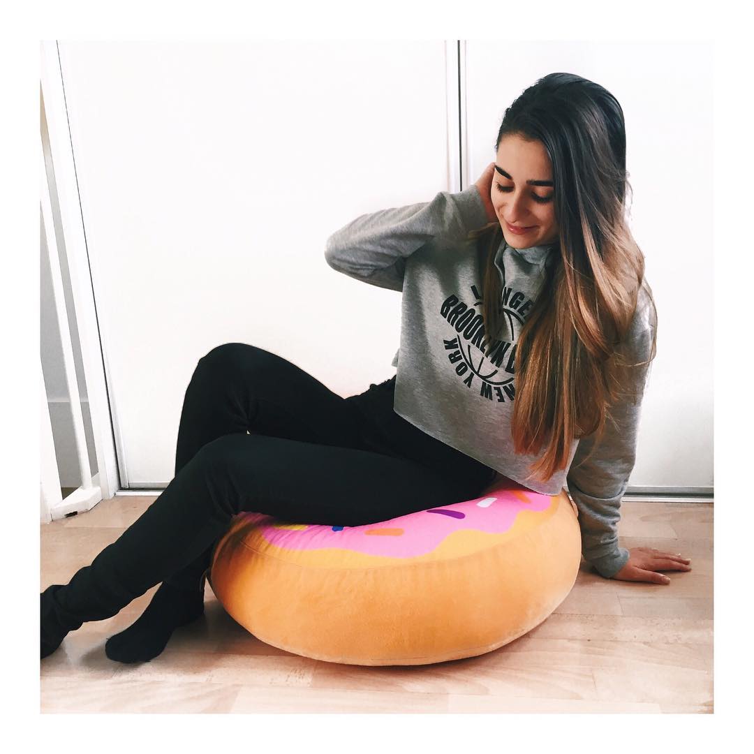 #donut #pillow #me #girl #brownhair #dyedhair #highwaistjeans #blackjeans #crop #cropsweater #hm #room #white