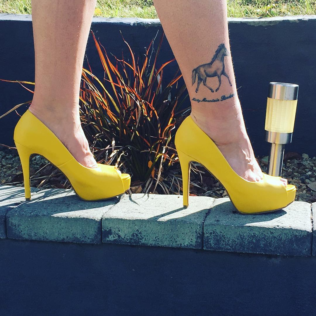 #heelsaddict #highheels #bettsshoes #yellowheels #horsetattoo #sunshine☀️