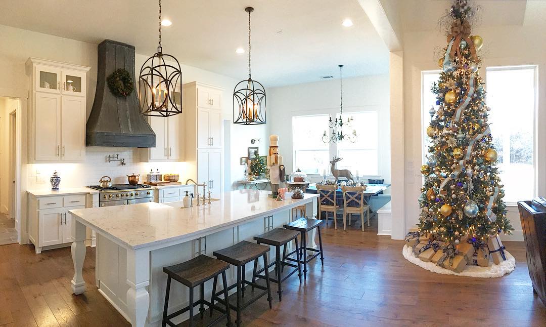 Farm house style Christmas kitchen. Pic by thistle.hill.ranch