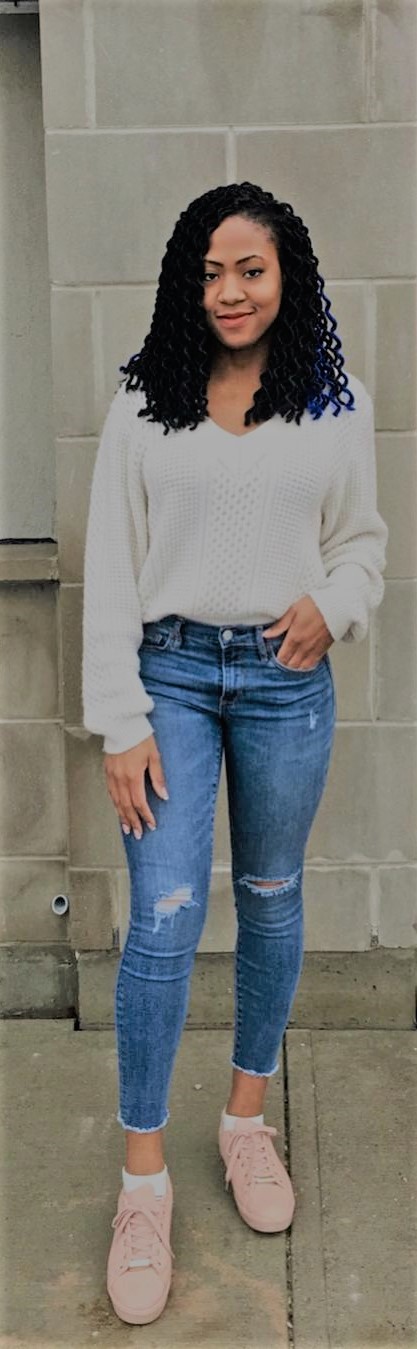 Adorable look with ripped jeans and pink sneaker.