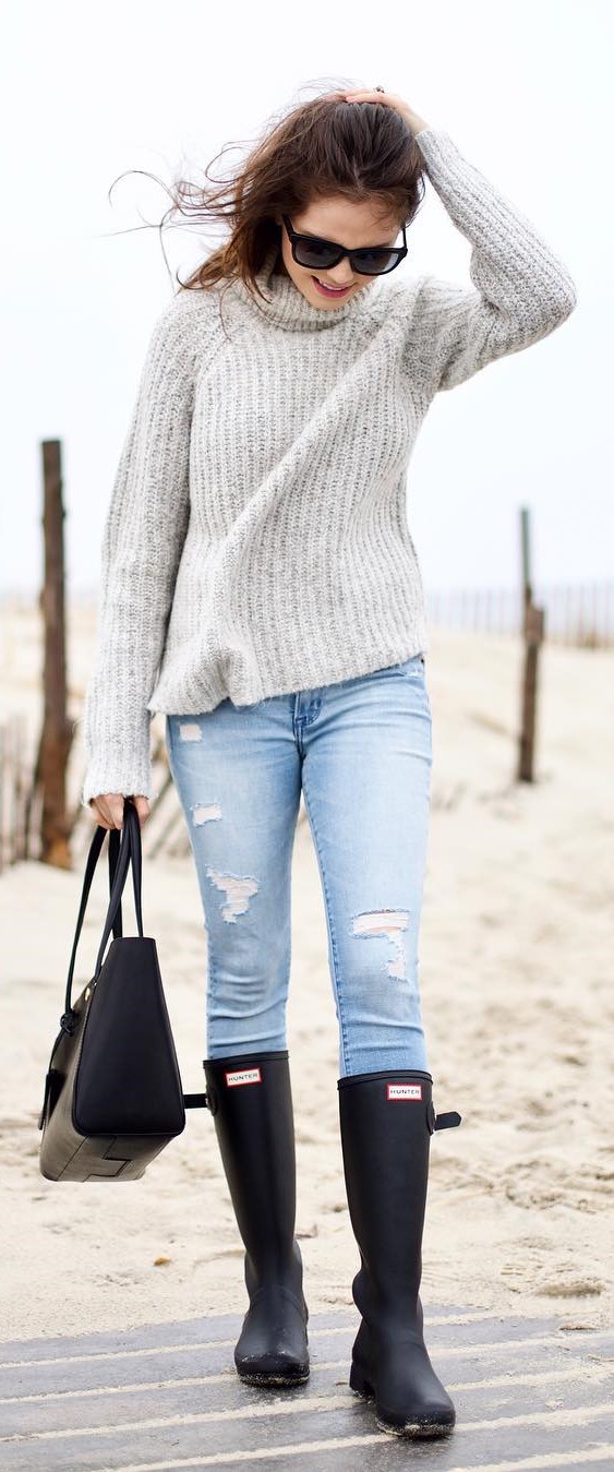 Distressed jeans, knee lenght booth with grey sweater