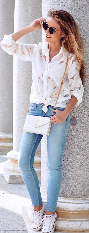 Lace long-sleeved shirt and blue denim skinny jeans.