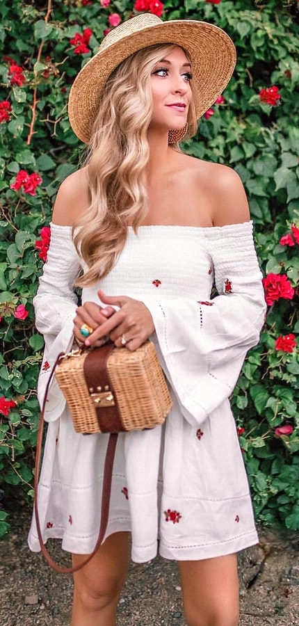 Long-sleeved off-shoulder dress with tote bag and hat.