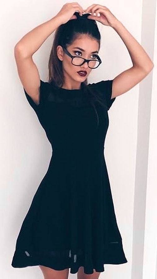 black sleeveless dress.