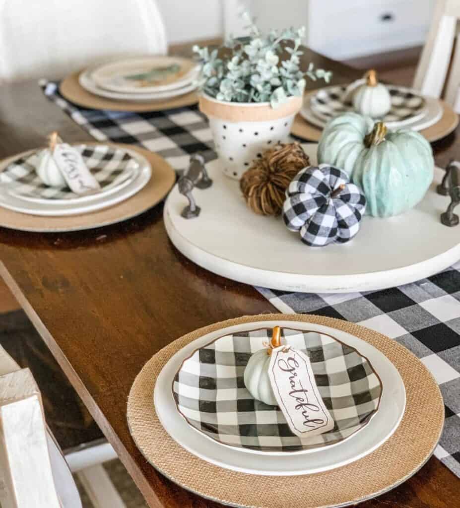 Autumn-inspired Table With Checkered Details