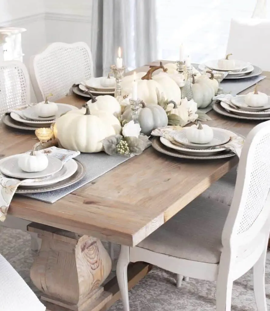 Cozy Thanksgiving Table Setting Idea