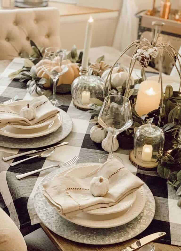 Minimal Thanksgiving Table Decorations