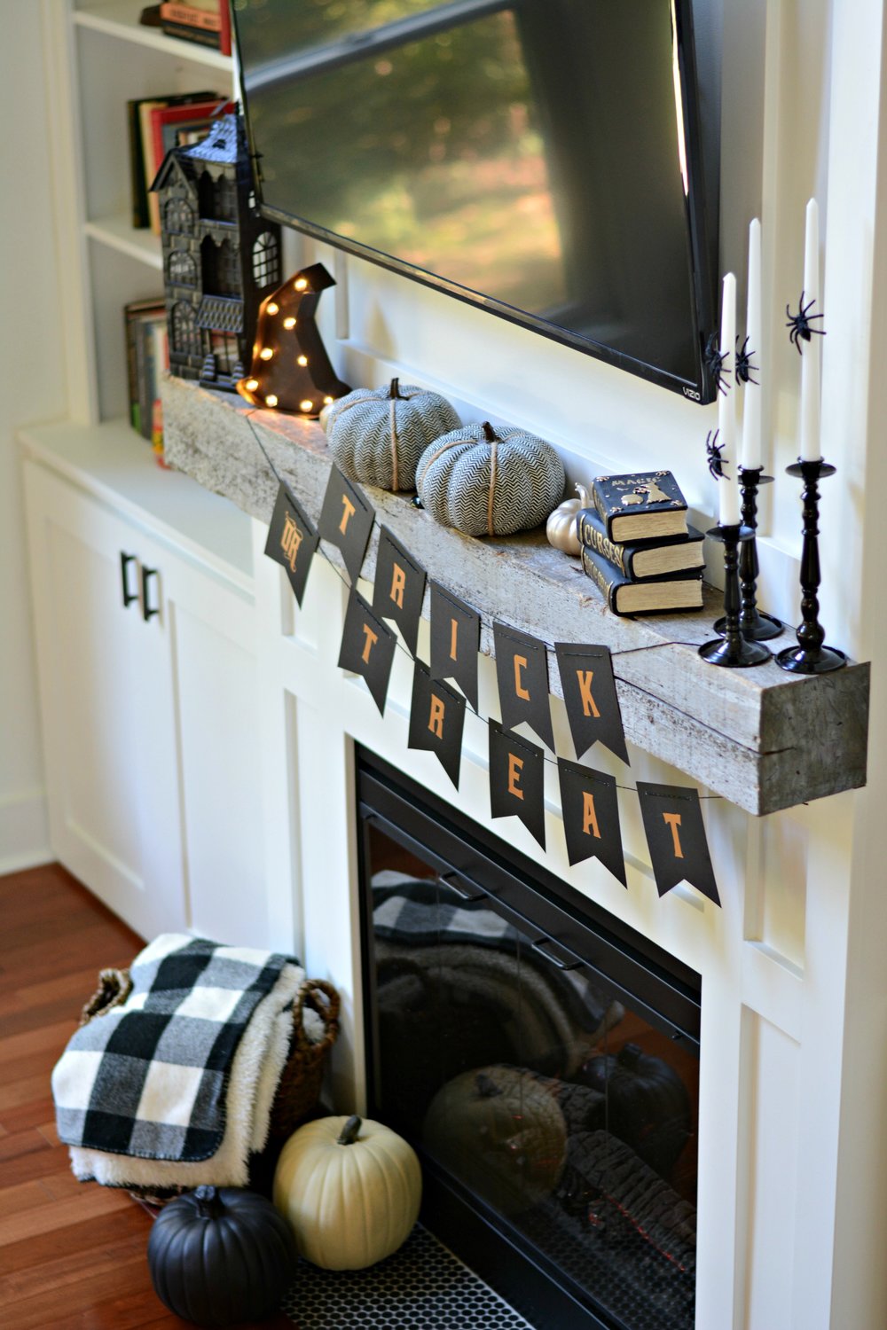 Boo! Halloween Mantel Decor.