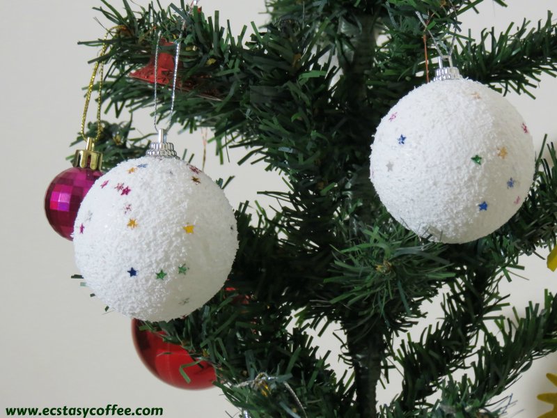 2 mini snowglobe baubles is just adorable.