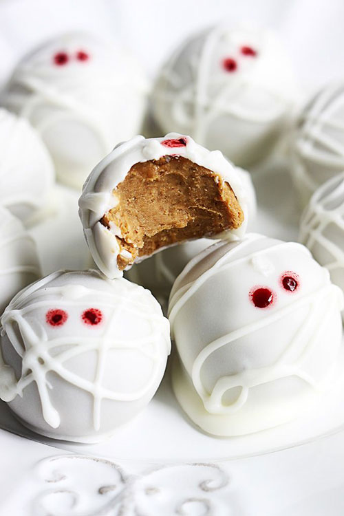 No-Bake Pumpkin Cheesecake Truffles via Creme de la Crumb