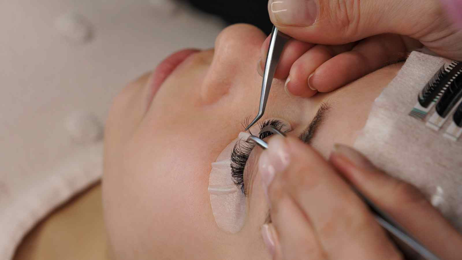 lash-extensions-kit-benefits-and-usage