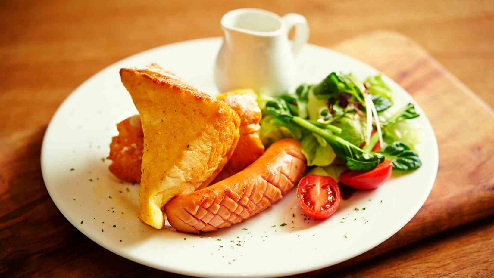 Salad with musk melon and French toast