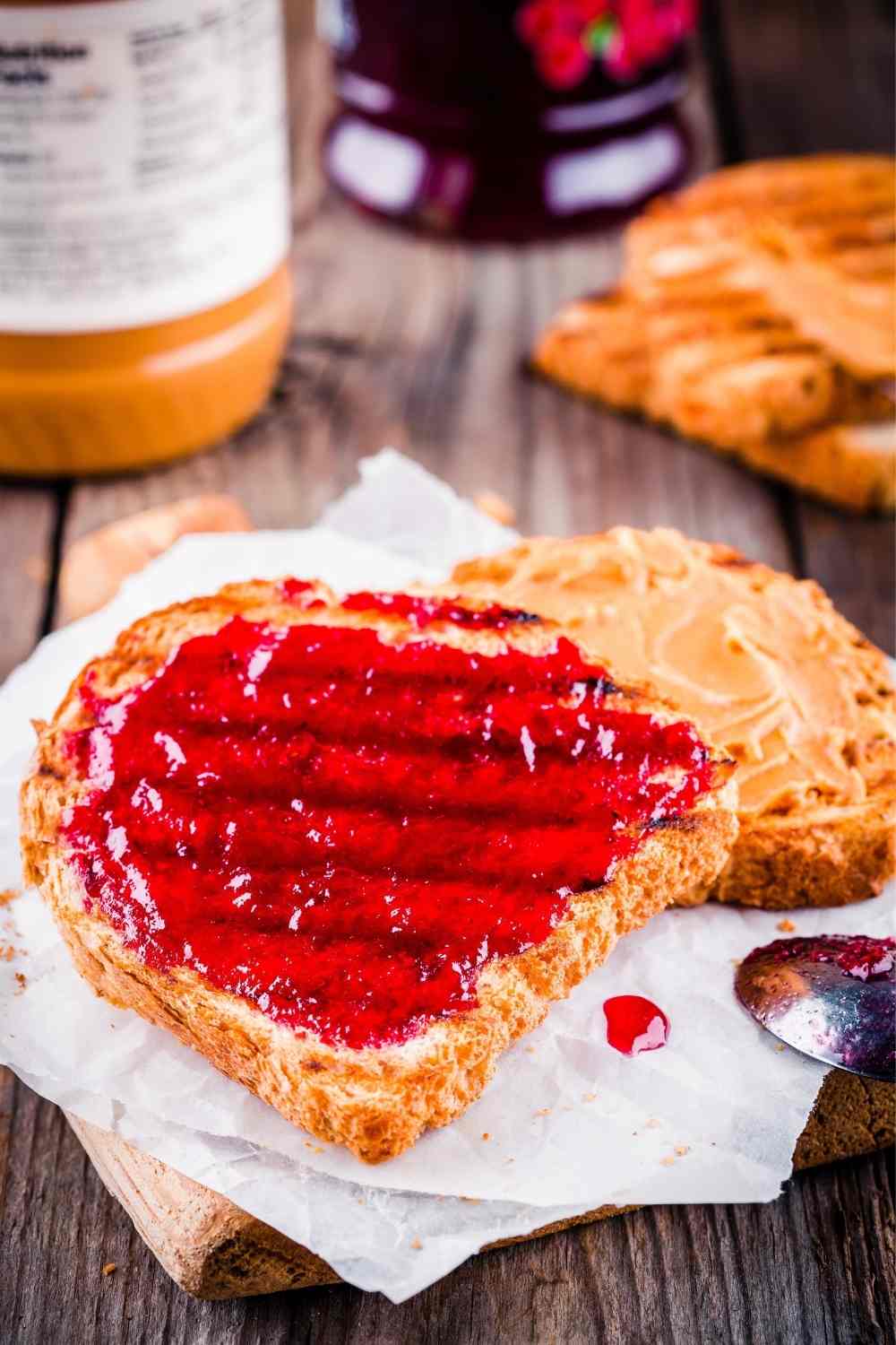 Toast with whole grain and peanut butter