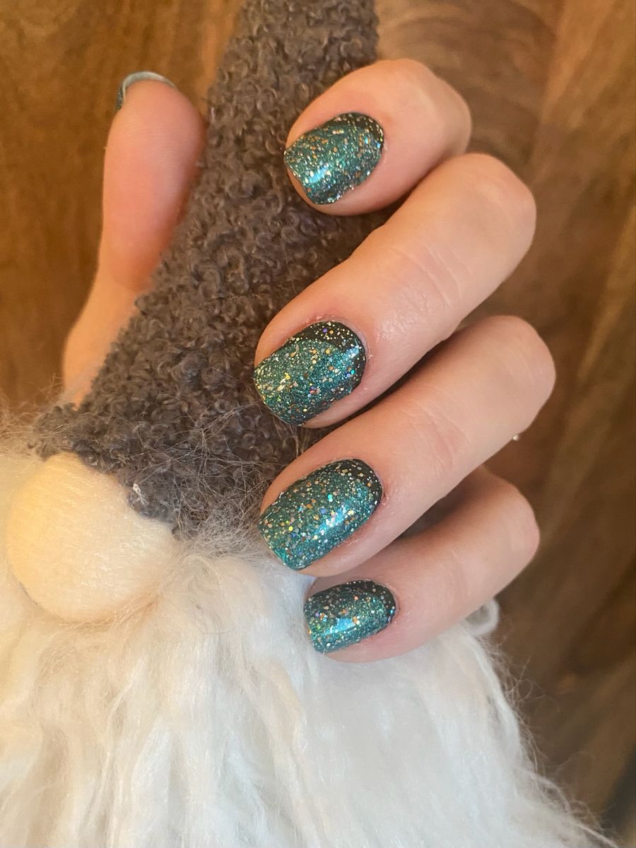 Feeling Pine, Champagne Sugar. New Year's Nail Art Ideas
