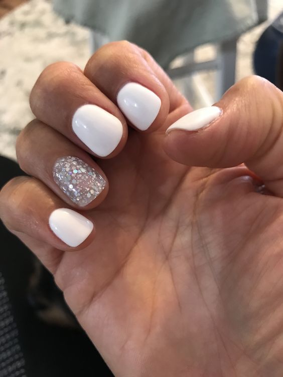 Short natural Nail with dip powder