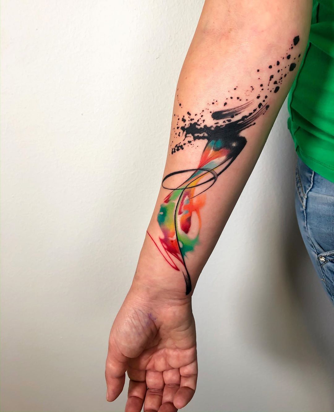 Tattoo on the upper arm in bright colors