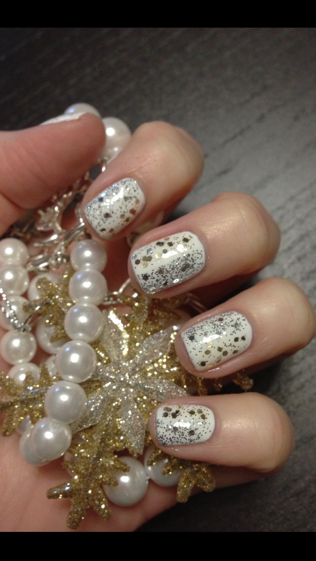 White and gold glitter dip nails