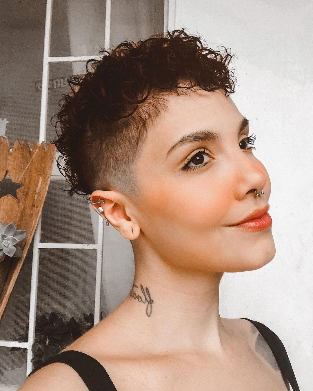 Side-swept bangs on short curly hairstyles